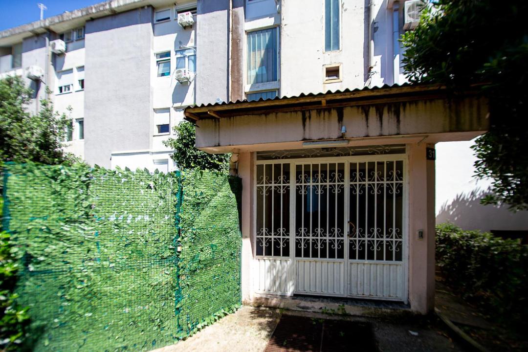 Newly Refurnished With Large Garden דירה בודווה