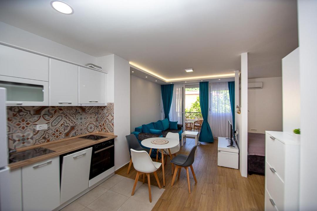 Newly Refurnished With Large Garden בודווה