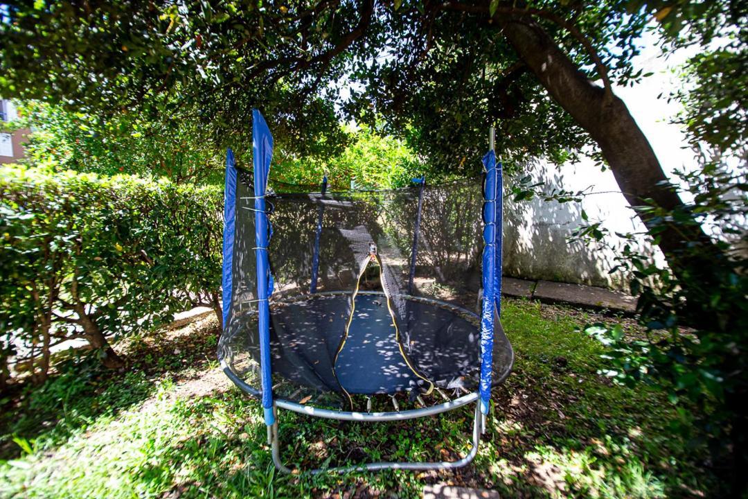 Newly Refurnished With Large Garden דירה בודווה
